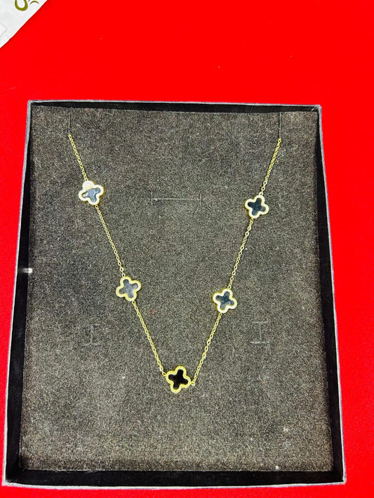 black leaf neckless